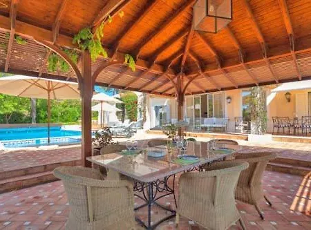 Sleeps 8 Pool Air Con T607885 Villa