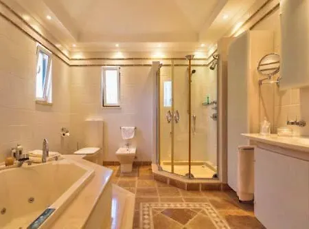 Βίλα Sleeps 8 Pool Air Con T607885 *